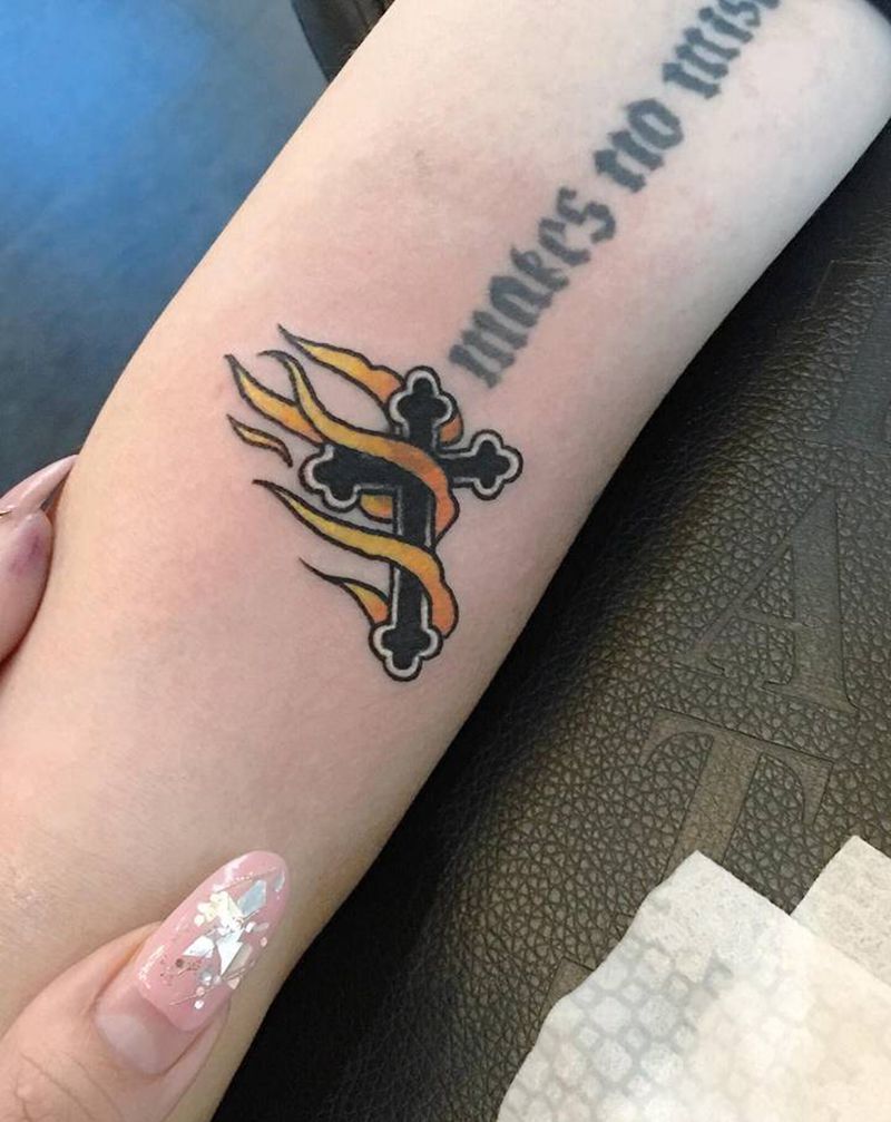 十字架 遮盖—字母非本人作品纹身图片_手臂纹身图案