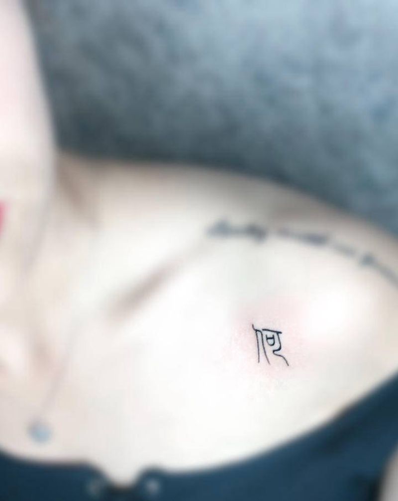 篆体汉字【何】纹身图片_肩部纹身图案