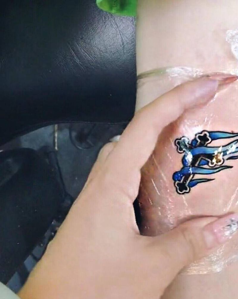 彩色十字架纹身图片_手臂纹身图案