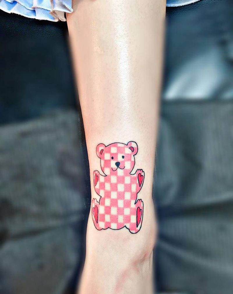 粉色格子小熊纹身图片_腿部脚部纹身图案