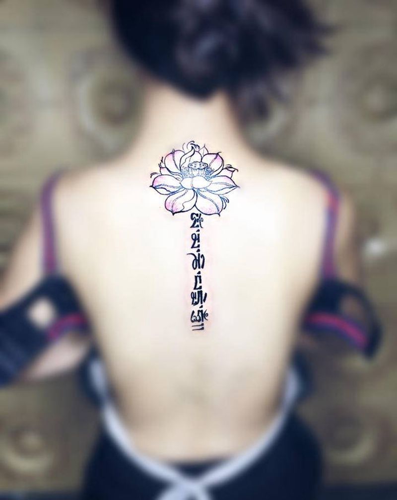 莲花六字箴言纹身图片_背部纹身图案