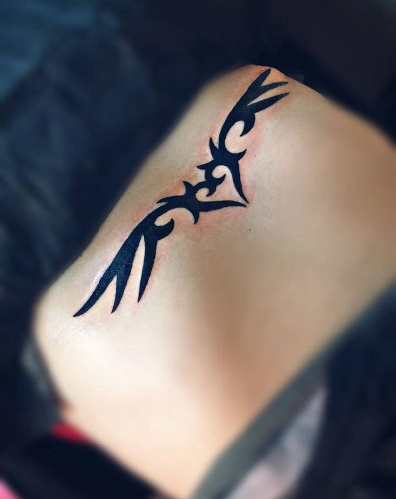 胸下图腾纹身图片_胸部腹部纹身图案