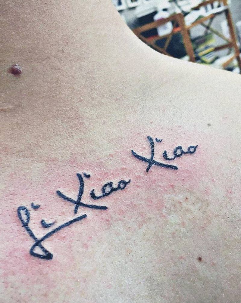 小字母纹身图片_颈部背部纹身图案