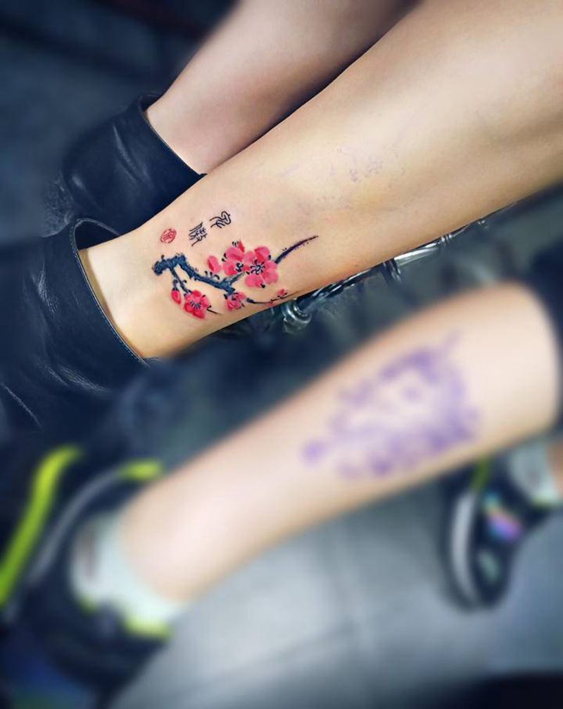 梅花枝纹身图片_腿部纹身图案