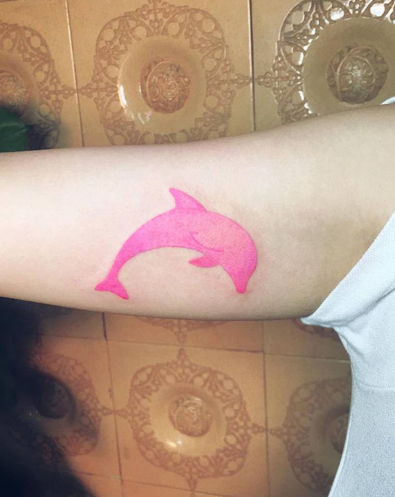 粉色小海豚纹身图片_手臂纹身图案