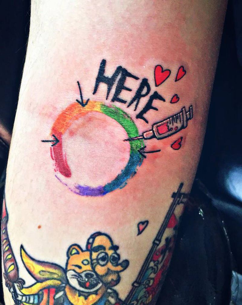 针打在这里哦～HERE小图纹身图片_手臂水彩纹身图案