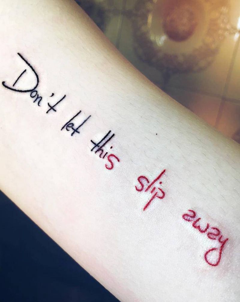 黑红拼接小英文纹身图片_手臂纹身图案