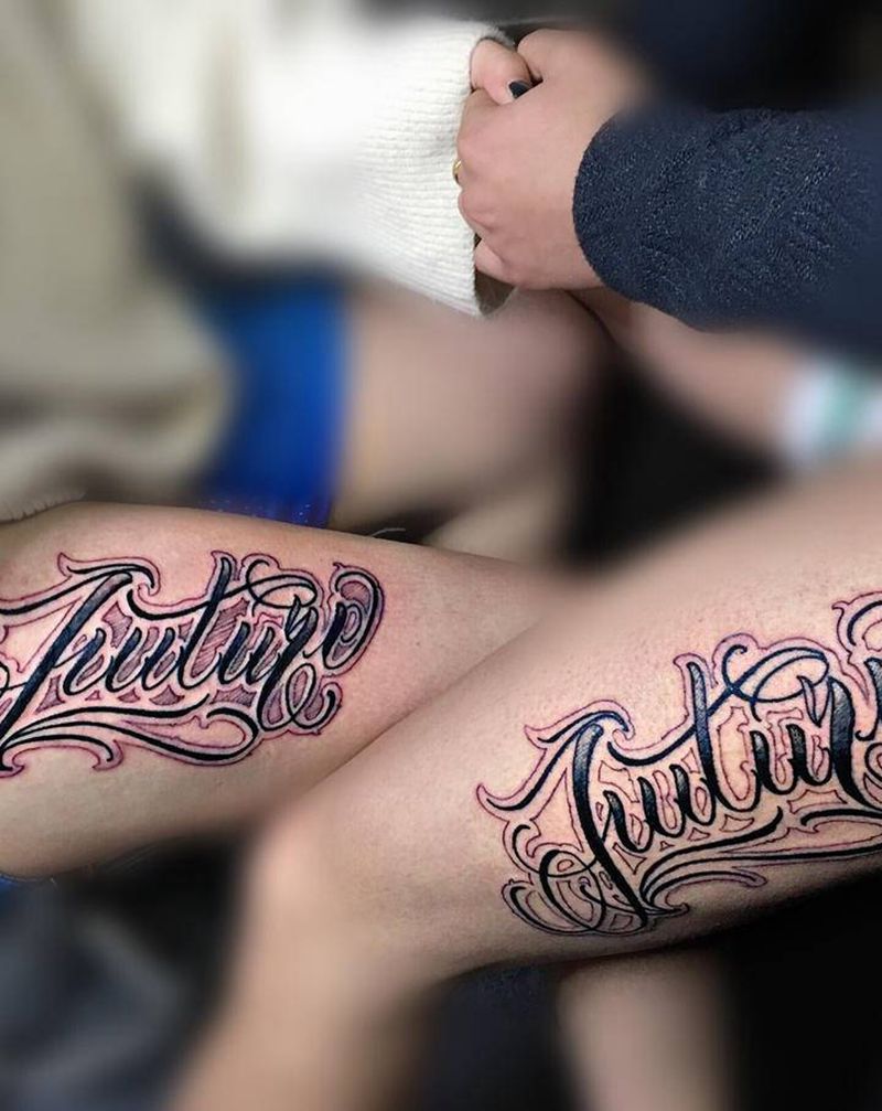 大腿花体字纹身图片_腿部花体字纹身图案