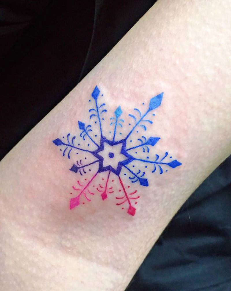 小清新—彩色渐变雪花纹身图片_手臂纹身图案