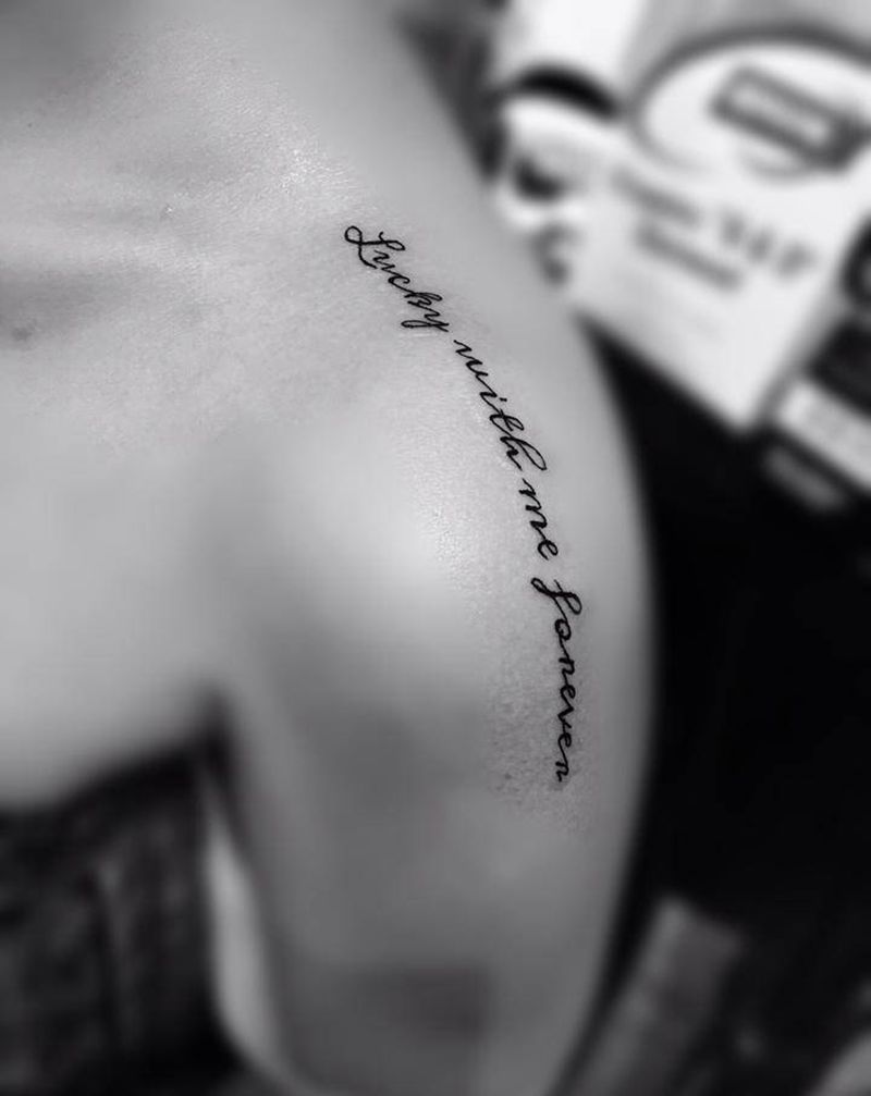 肩部小英文纹身图片_肩部纹身图案