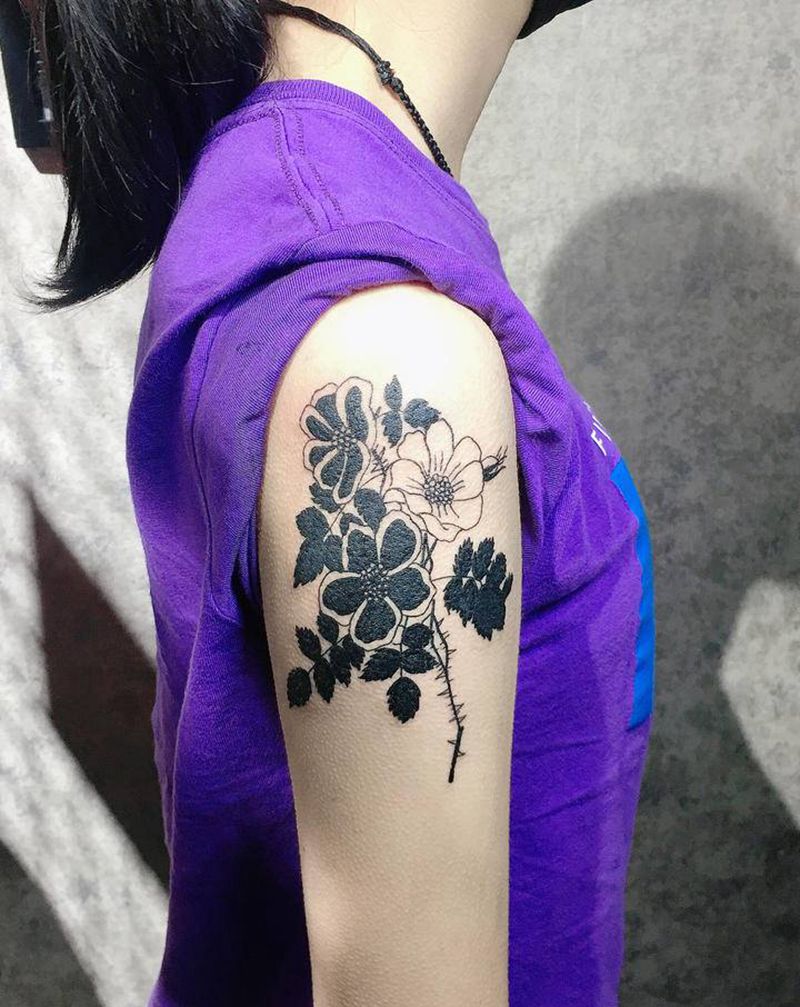 大臂花朵纹身图片_手臂纹身图案