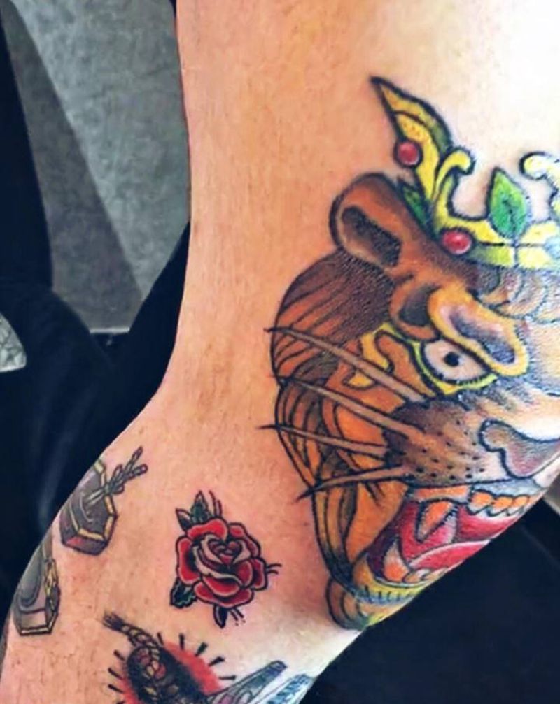 原创设计膝盖狮子纹身图片_腿部纹身图案