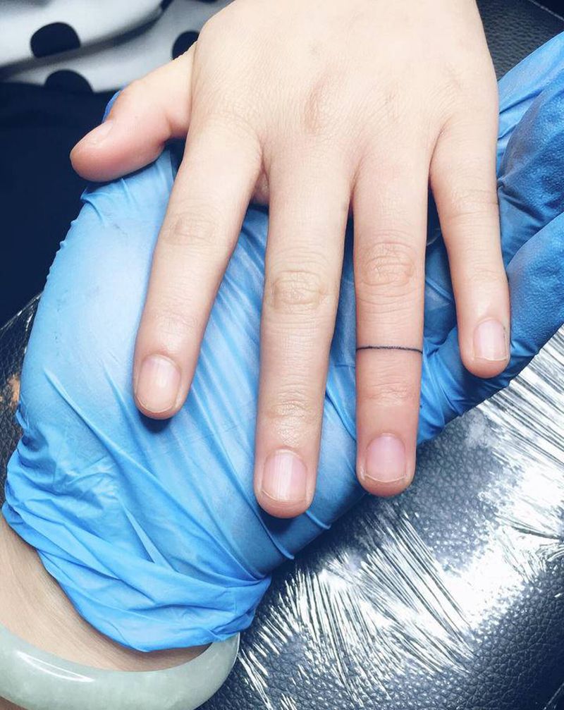 手指线圈纹身图片_手部纹身图案