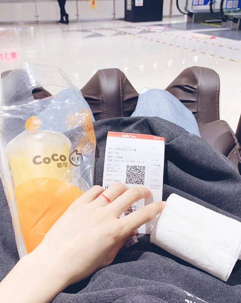 手指彩色线圈纹身图片_手部纹身图案