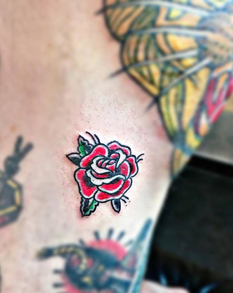 OS小红玫瑰纹身图片_腿部Old School纹身图案