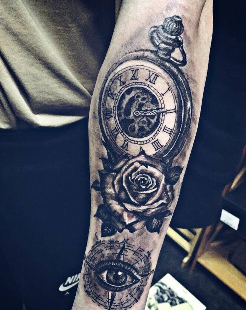 怀表玫瑰眼睛纹身图片_手臂欧美写实纹身图案