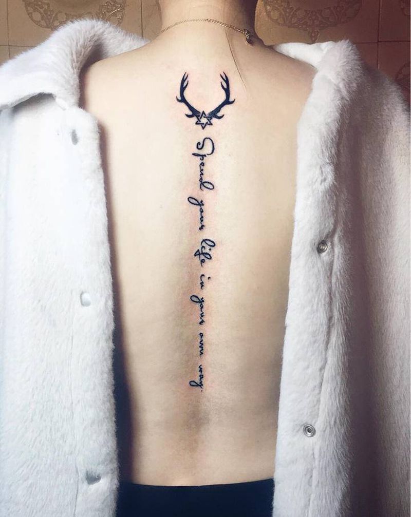 六芒星麋鹿角脊椎英文纹身图片_背部纹身图案