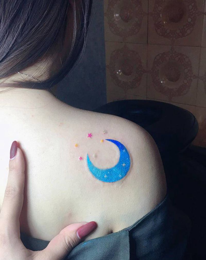蓝色渐变月亮纹身图片_肩部纹身图案