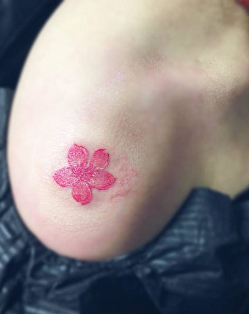 肩头小花朵纹身图片_肩部纹身图案