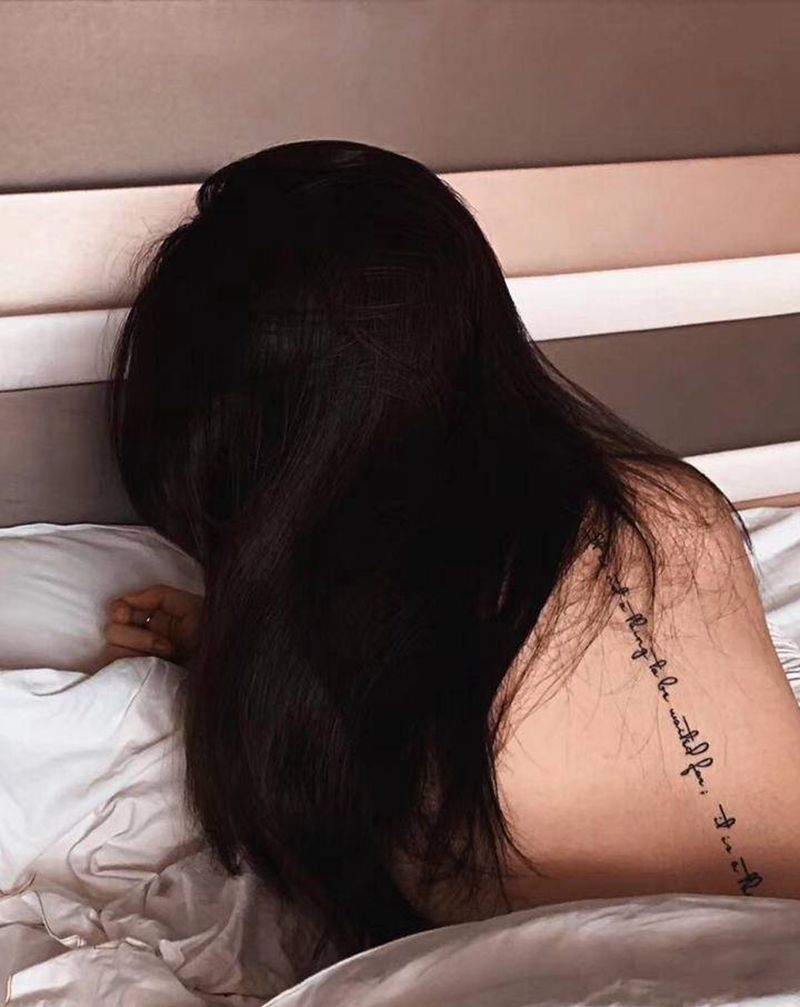 脊椎英文纹身图片_背部纹身图案