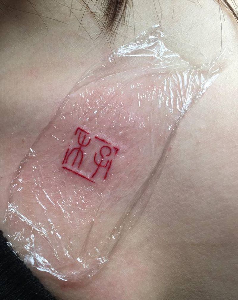 木子—李纹身图片_肩部胸部纹身图案