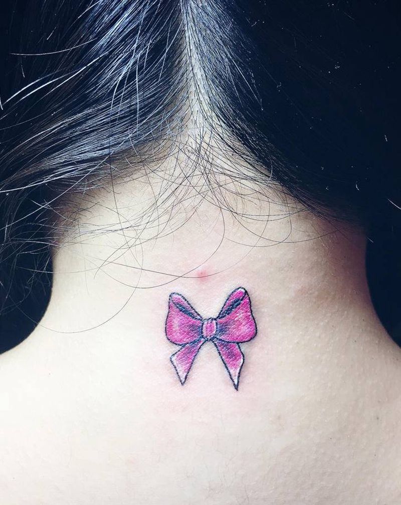 小蝴蝶结纹身图片_颈部纹身图案
