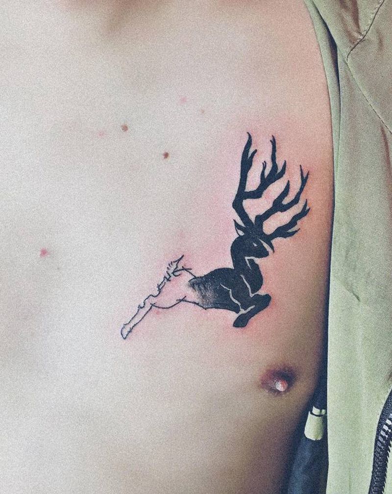 胸口麋鹿纹身图片_胸部纹身图案