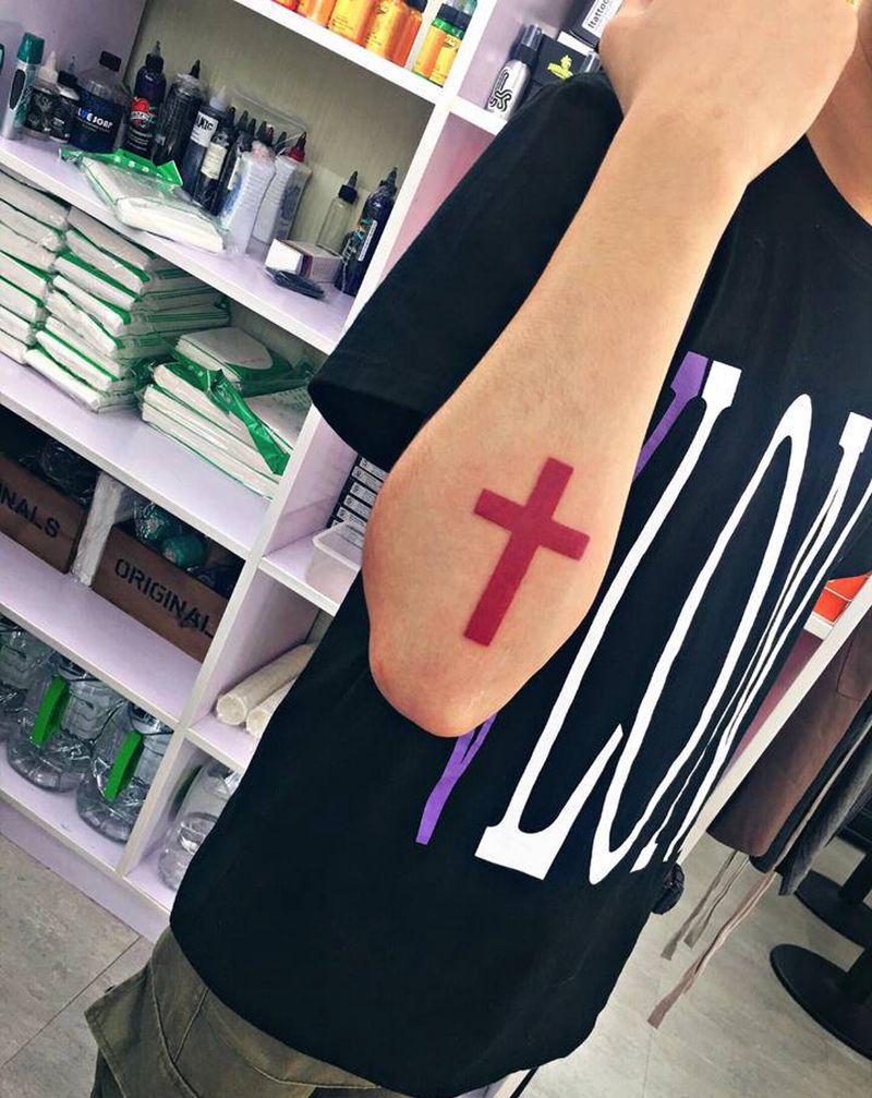 十字架纹身图片_手臂纹身图案
