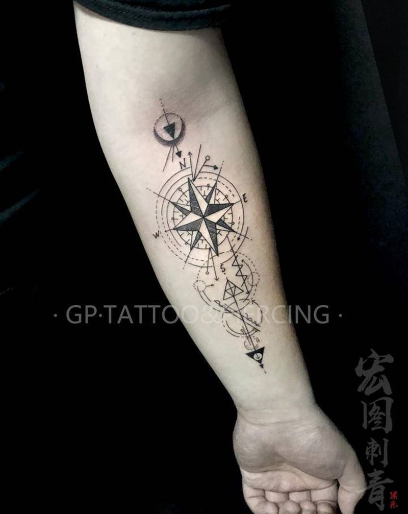 横平竖直纹身图片_手臂几何指南针纹身图案