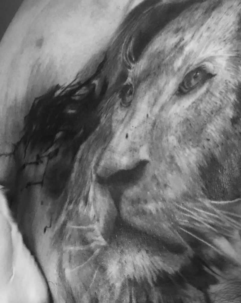 狮纹身图片_胸部水墨纹身图案