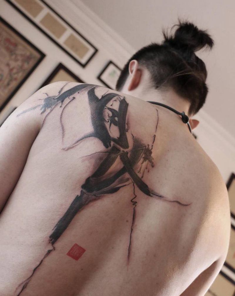 书纹身图片_肩部水墨纹身图案