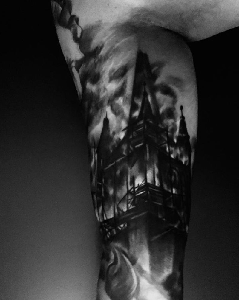 燃烧的房子纹身图片_手臂欧美写实纹身图案