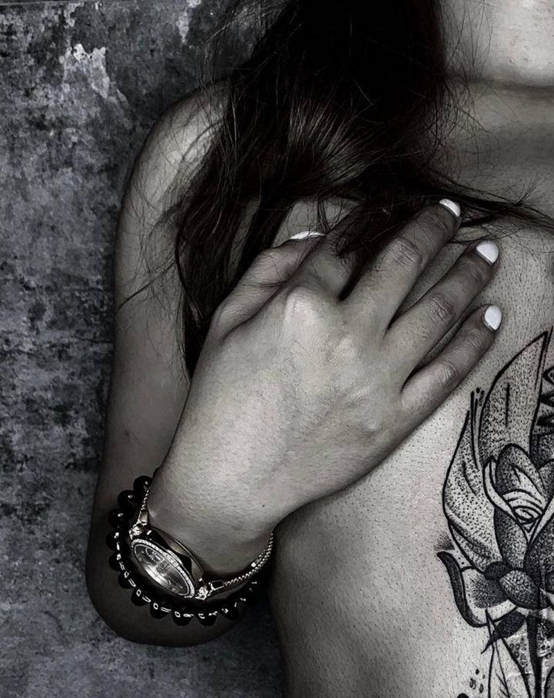 玫瑰纹身图片_腹部胸部纹身图案