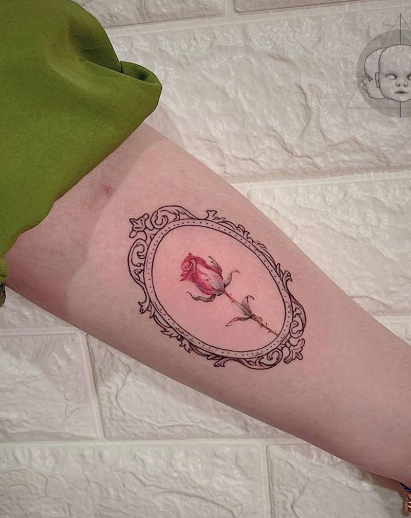 镜中玫瑰纹身图片_手臂纹身图案