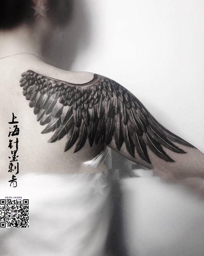 翅膀纹身图片_肩部背部欧美写实纹身图案