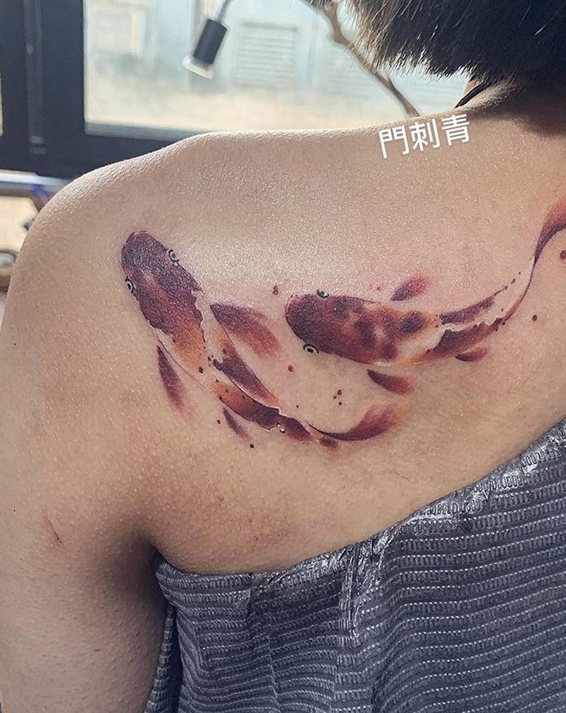 水墨鱼纹身图片_臀部水墨纹身图案