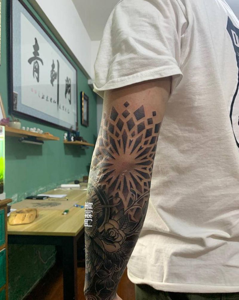 点刺纹身图片_手部点刺纹身图案