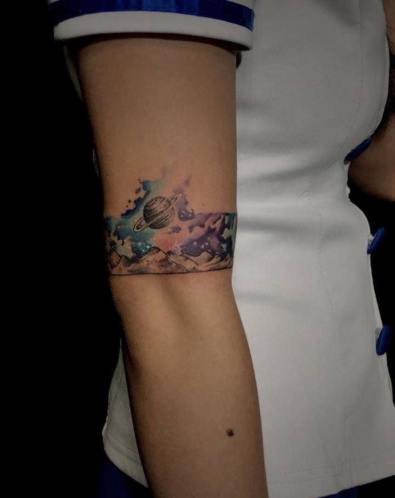 水墨臂环纹身图片_手臂水墨星空纹身图案