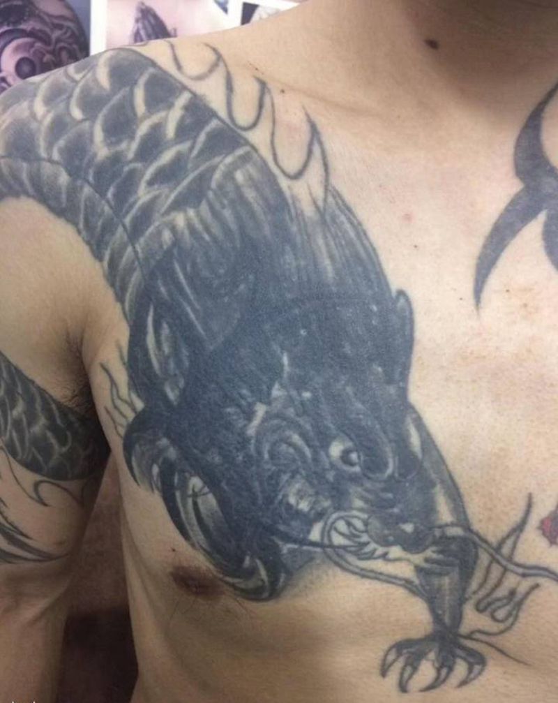 龙头是遮盖效果前后纹身图片_胸部纹身图案