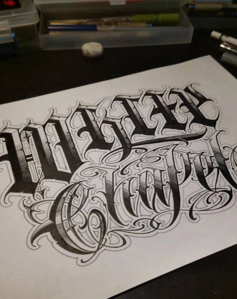 花体字手稿设计纹身图片_胸部背部花体字纹身图案