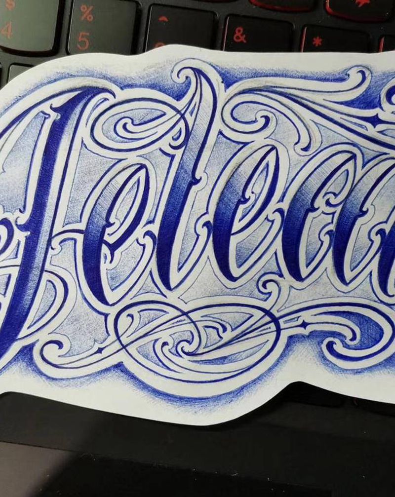 女性英文名设计纹身图片_颈部胸部花体字纹身图案