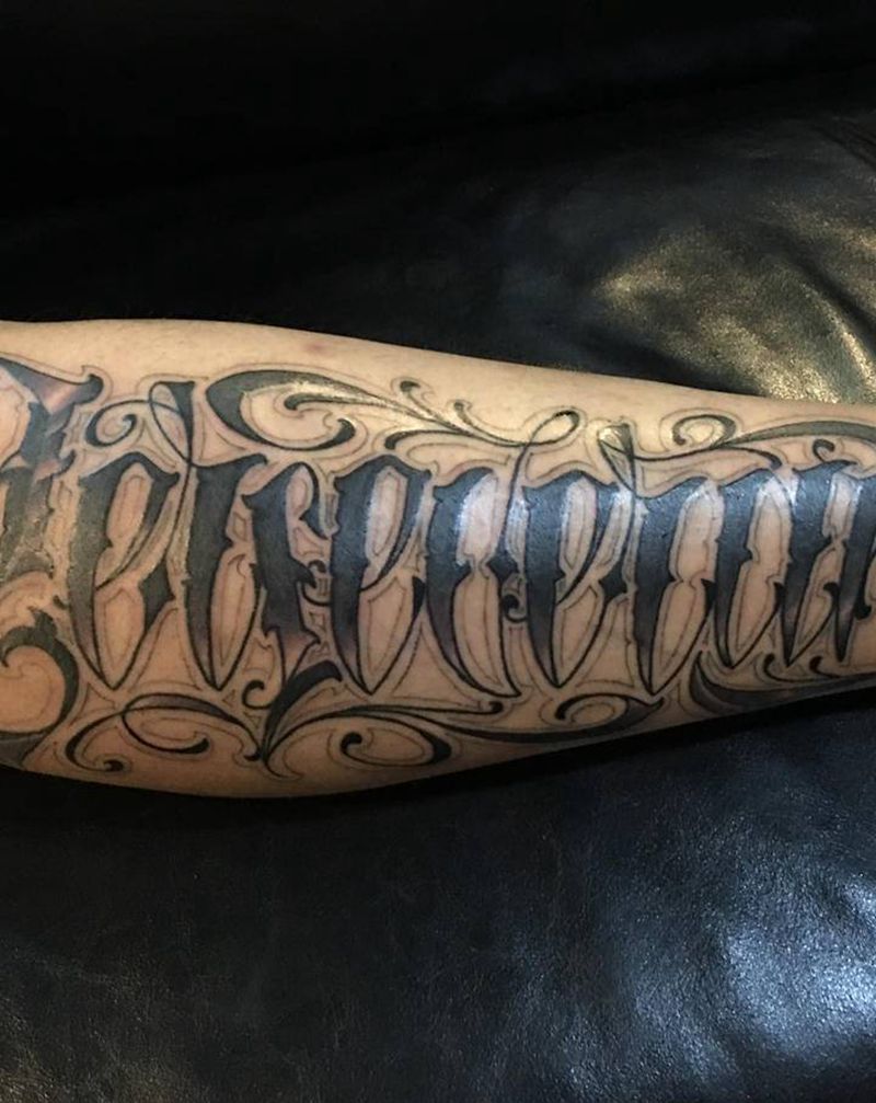 小腿外侧花体字纹身图片_腿部花体字纹身图案