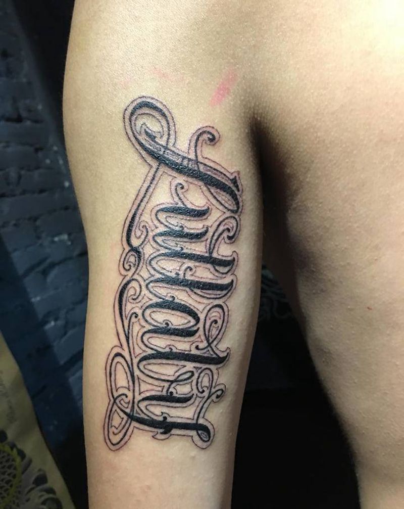 大臂后侧花体字纹身图片_手臂花体字软花体纹身图案