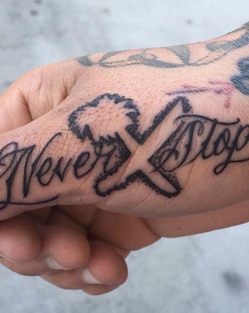 品牌logo纹身图片_手部花体字Logo纹身图案