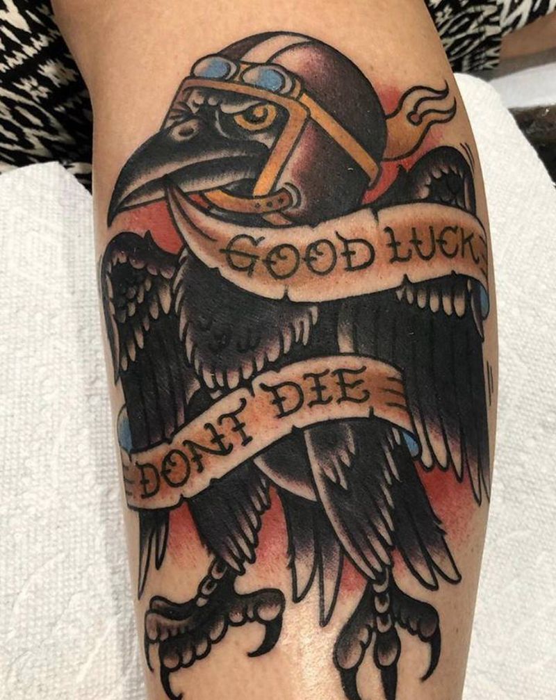 乌鸦加丝带字母纹身图片_手臂腿部Old School乌鸦丝带字母纹身图案