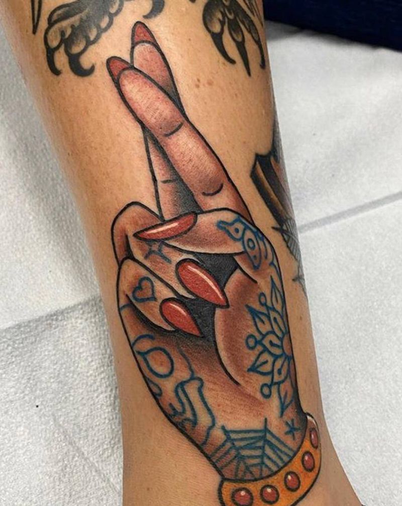 交叉双指纹身图片_手臂腿部Old School手手指纹身图案