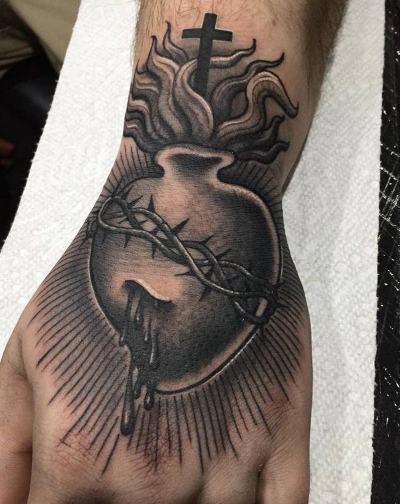 黑灰风格圣心纹身图片_手部欧美写实圣心纹身图案