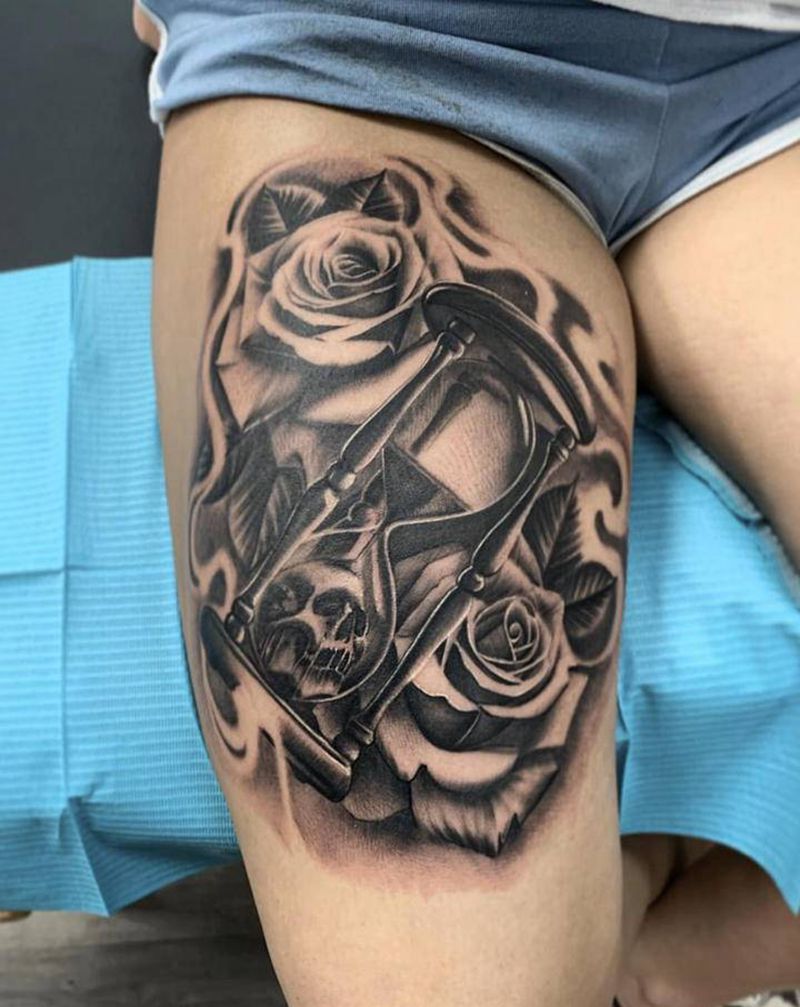 沙漏与玫瑰纹身图片_手臂腿部欧美写实沙漏玫瑰纹身图案