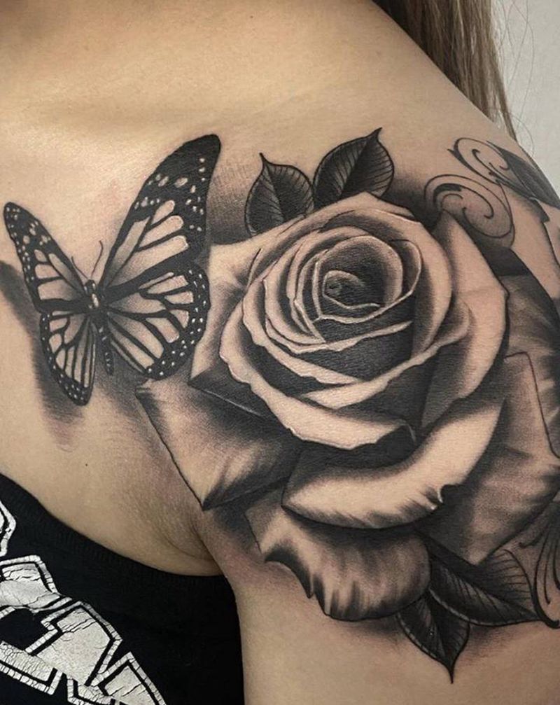 玫瑰与蝴蝶之舞纹身图片_肩部欧美写实玫瑰蝴蝶纹身图案