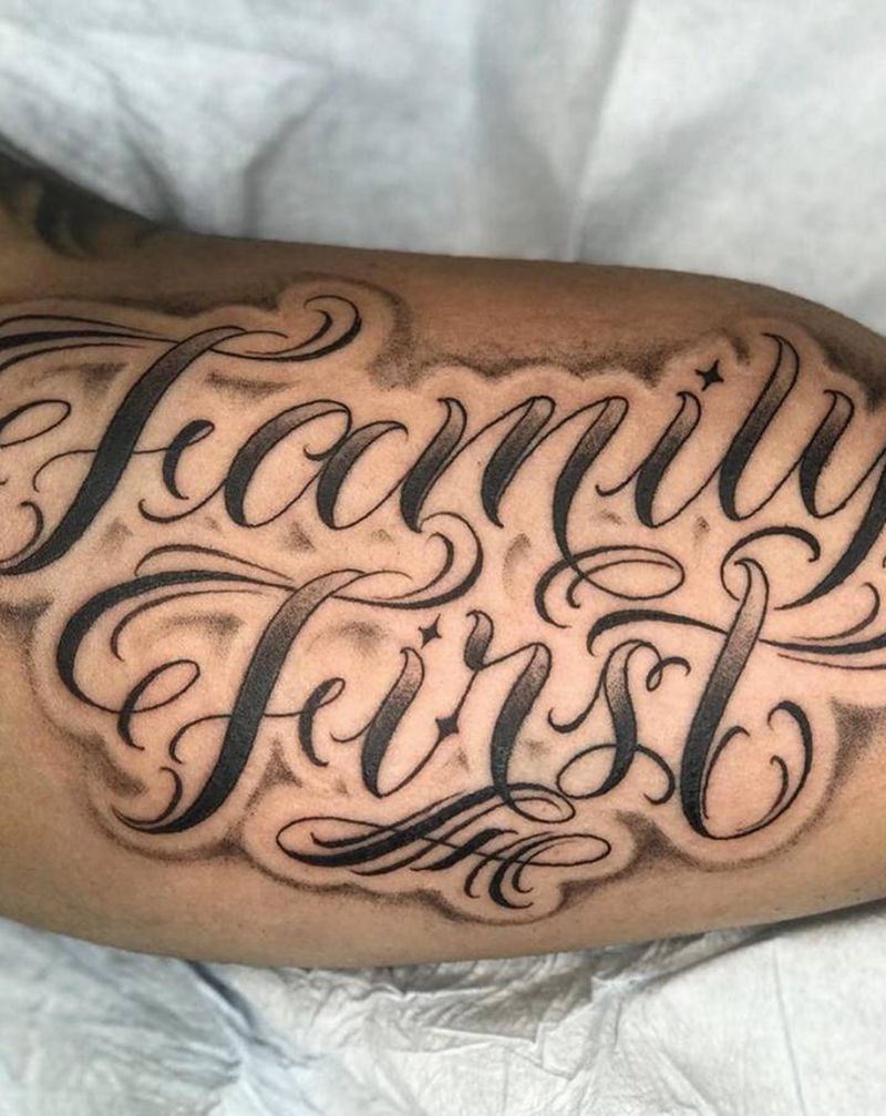 大臂内侧花体字作品纹身图片_手臂腿部花体字纹身图案